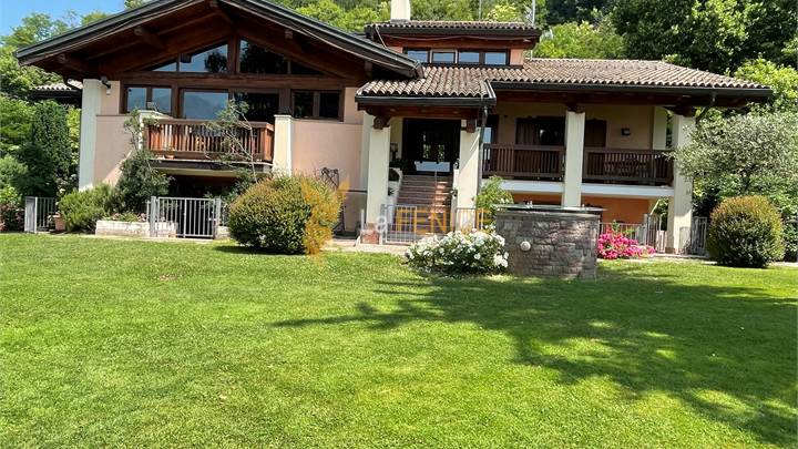 VILLA SINGOLA CON PARCO COLLINA PERGINE V.