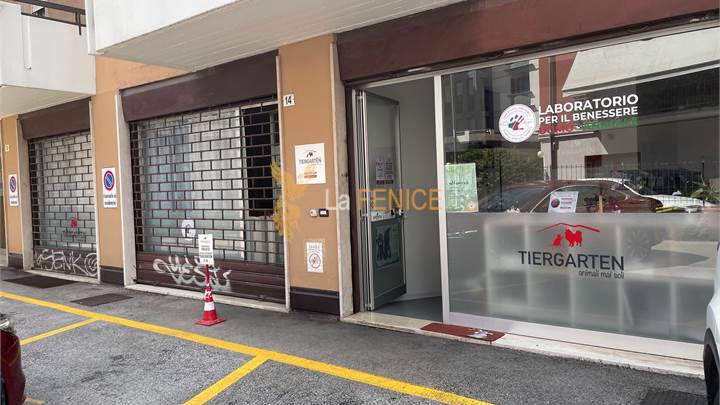 NEGOZIO CON TRE VETRINE