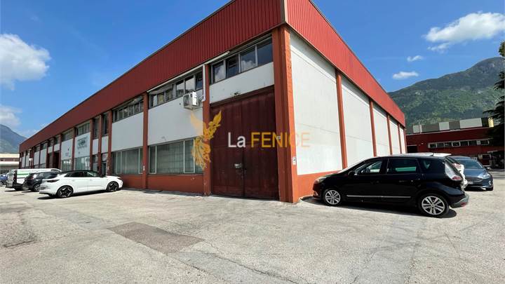 CAPANNONE CON UFFICI MQ. 900 COMMERCIALI